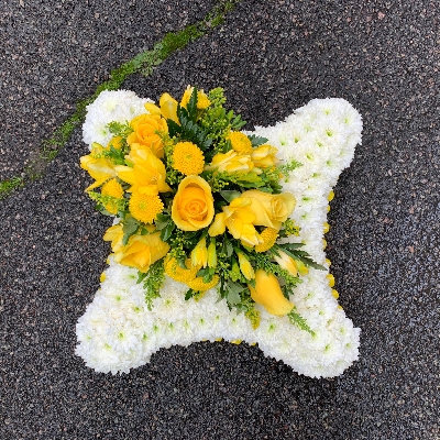 Yellow, white, based, Funeral, sympathy, wreath, tribute, flowers, florist, gravesend, Northfleet, Kent, london