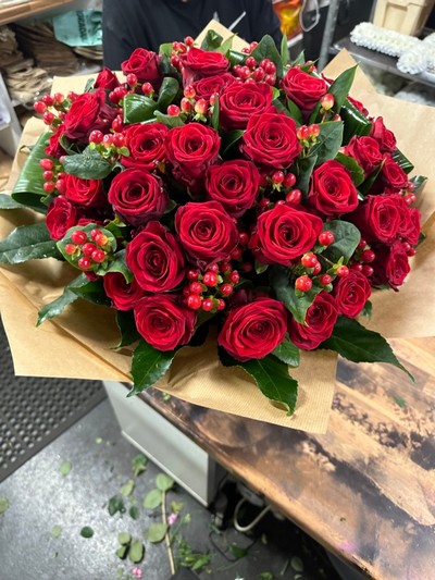 Valentines, red, flowers, 12, 24, 100, dozen, roses, Gravesend, kent, Florist, delivery