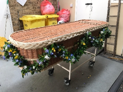 Garland, wicker, coffin, seasonal, Funeral, sympathy, wreath, tribute, flowers, florist, gravesend, Northfleet, Kent, london