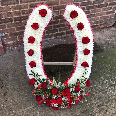 Gypsy, traveller, horse, show, horseshoe, standing, XL, red, white, Funeral, sympathy, wreath, tribute, flowers, florist, gravesend, Northfleet, Kent, london