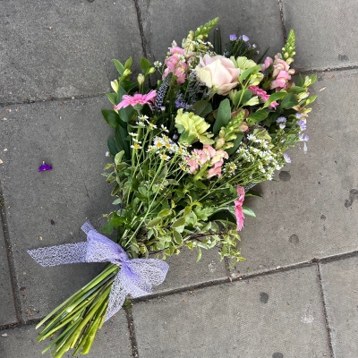 Pretty, pastel, natural, simple, tied, sheaf, Funeral, sympathy, wreath, tribute, flowers, florist, gravesend, Northfleet, Kent, london