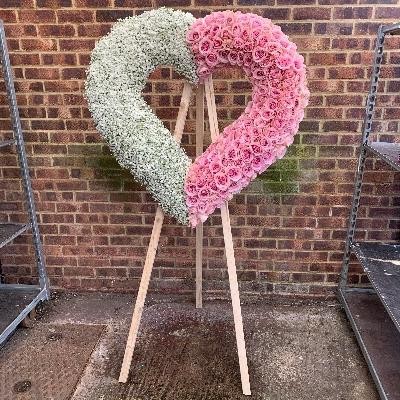 Standing, heart, large, big, traveller, gypsy, rose, gyp, gypsophila, Funeral, sympathy, wreath, tribute, flowers, florist, gravesend, Northfleet, Kent, london