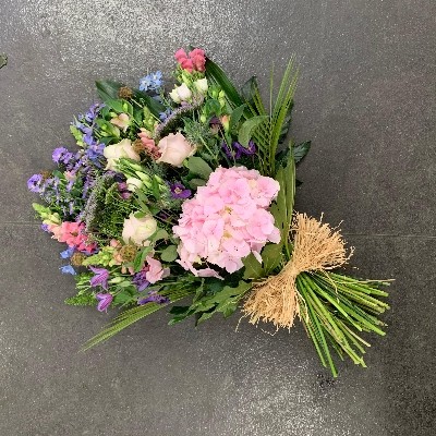 Funeral, sympathy, wreath, tribute, flowers, florist, gravesend, Northfleet, Kent, london, Country, cottage, garden, pretty, wild, wispy, tied, sheaf, 