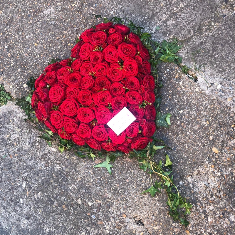Red, rose, ivy, luxury, heart, Funeral, sympathy, wreath, tribute, flowers, florist, gravesend, Northfleet, Kent, london