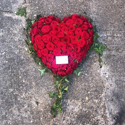 Red, rose, ivy, luxury, heart, Funeral, sympathy, wreath, tribute, flowers, florist, gravesend, Northfleet, Kent, london