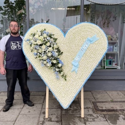 Big, large, standing, heart, wood, frame, gypsy, traveller, Funeral, sympathy, wreath, tribute, flowers, florist, gravesend, Northfleet, Kent, london 