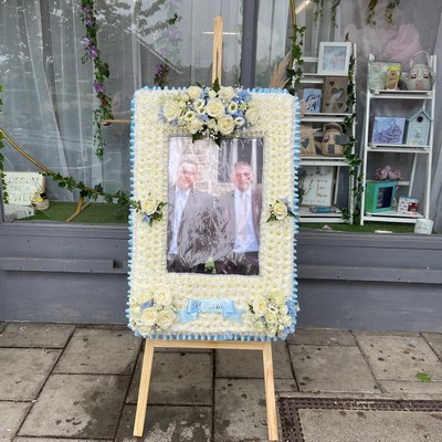 Gypsy, traveller, photo, picture, frame, Funeral, sympathy, wreath, tribute, flowers, florist, gravesend, Northfleet, Kent, london