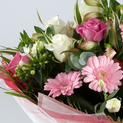 pink, red, white, seasonal, handtie, bouquet, www.thegravesendflorist.co.uk