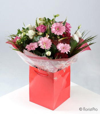 pink, red, white, seasonal, handtie, bouquet, www.thegravesendflorist.co.uk