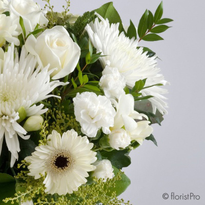 white, green, handtie, vase, bouquet, arrangement, www.thegravesendflorist.co.uk