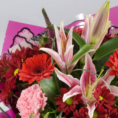 red, pink, rose, lily, gerbera, handtie, bouquet, www.thegravesendflorist.co.uk