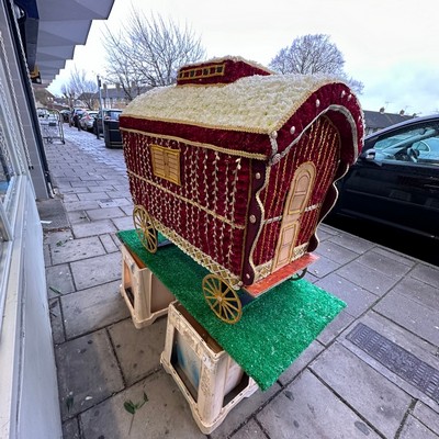 Reading, bowtop, bow top, ledge, edge, wagon, gypsy, traveller, Funeral, sympathy, wreath, tribute, flowers, florist, gravesend, Northfleet, Kent, London, Essex 