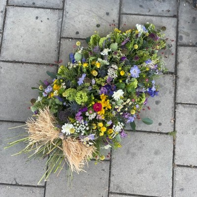 Eco, natural, biodegradable, woodland, burial, coffin, spray, display, Funeral, sympathy, wreath, tribute, flowers, florist, gravesend, Northfleet, Kent, London