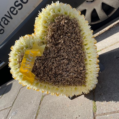 Heart, gold, golden, Funeral, sympathy, wreath, tribute, flowers, florist, gravesend, Northfleet, Kent, London