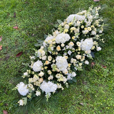 White, lemon, soft, pretty, hydrangea, Funeral, sympathy, wreath, tribute, flowers, florist, gravesend, Northfleet, Kent, London