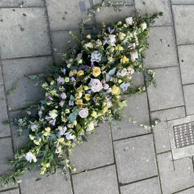 Lemon, lilac, soft, pretty, coffin, spray, display, Funeral, sympathy, wreath, tribute, flowers, florist, gravesend, Northfleet, Kent, London