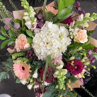 Lisa’s signature handtie bouquet