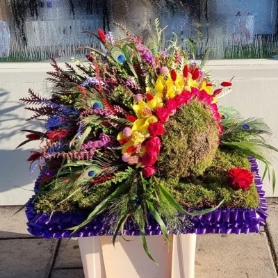 Indian, red, native, American, headdress, cowboy, Funeral, sympathy, wreath, tribute, flowers, florist, gravesend, Northfleet, Kent, London