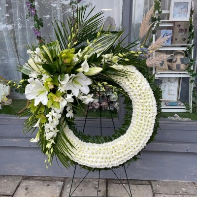 Big, standing, wreath, white, modern, luxury, contemporary, green, funeral, wreath, ring, tribute, flowers, Kent, london