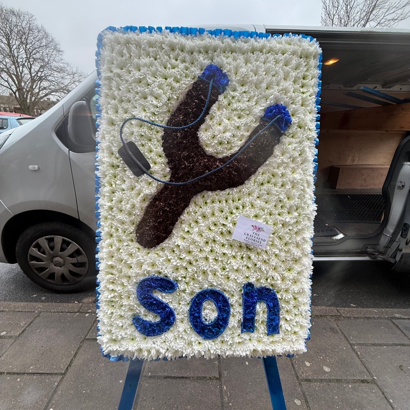 Catapult, slingshot, traveller, gypsy, Funeral, sympathy, wreath, tribute, flowers, florist, gravesend, Northfleet, Kent, London, Essex 