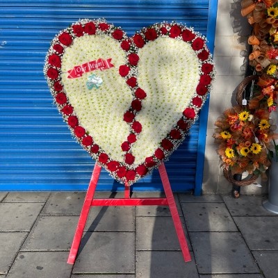 Standing, heart, rose, gypsophila, traveller, gypsy, Funeral, sympathy, wreath, tribute, flowers, florist, gravesend, Northfleet, Kent, London