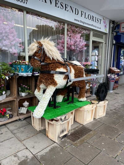 Trotting, horse, pony, cob, sulky, trotter, coloured, cart, traveller, gypsy, Funeral, sympathy, wreath, tribute, flowers, florist, gravesend, Northfleet, Kent, London