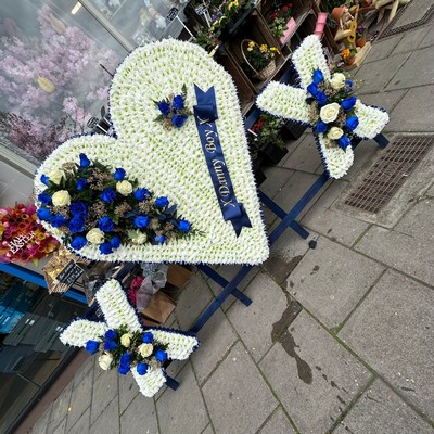 Hearts, kisses, xl, traveller, gypsy, Funeral, sympathy, wreath, tribute, flowers, florist, gravesend, Northfleet, Kent, London, Essex 