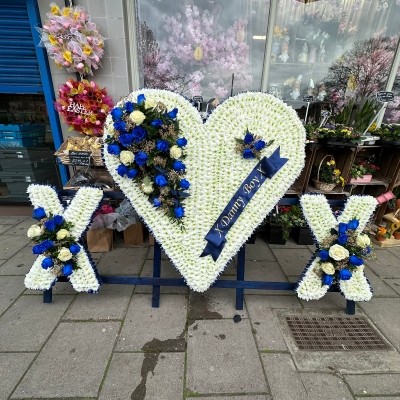 Hearts, kisses, xl, traveller, gypsy, Funeral, sympathy, wreath, tribute, flowers, florist, gravesend, Northfleet, Kent, London, Essex 