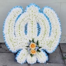 Orange, white, Khanda, Sikh, symbol, funeral, Darbar, gurdwara, flowers, wreath, tribute, gravesend, florist, medway, Dartford, kent, guru, Nanak, 