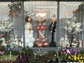 Bride, groom, sculpture, wedding, couple, balloons, florist, gravesend, northfleet, kent