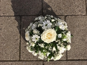 White, posy, arrangement, Funeral, sympathy, wreath, tribute, flowers, florist, gravesend, Northfleet, Kent, london