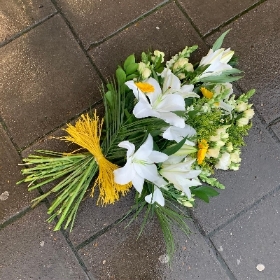 Yellow, white, tied, sheaf, Funeral, sympathy, wreath, tribute, flowers, florist, gravesend, Northfleet, Kent, london