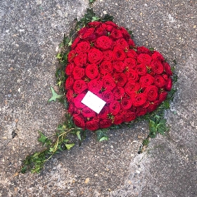 Red, rose, ivy, luxury, heart, Funeral, sympathy, wreath, tribute, flowers, florist, gravesend, Northfleet, Kent, london