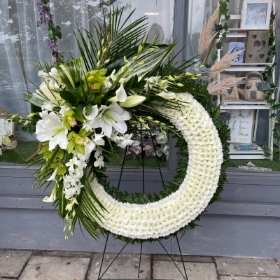 Big, standing, wreath, white, modern, luxury, contemporary, green, funeral, wreath, ring, tribute, flowers, Kent, london