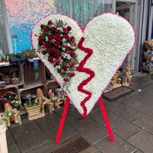 Xl, standing, broken, heart, traveller, gypsy, Funeral, sympathy, wreath, tribute, flowers, florist, gravesend, Northfleet, Kent, London, Essex 