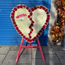 Standing, heart, rose, gypsophila, traveller, gypsy, Funeral, sympathy, wreath, tribute, flowers, florist, gravesend, Northfleet, Kent, London