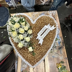 Heart, of, gold, standing, Xl, traveller, gypsy, Funeral, sympathy, wreath, tribute, flowers, florist, gravesend, Northfleet, Kent, London, Essex 