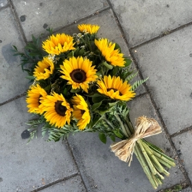 Sunflower, daisy, tied, sheaf, bunch, Funeral, sympathy, wreath, tribute, flowers, florist, gravesend, Northfleet, Kent, London, Essex 
