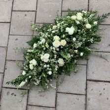 White, woodland, wild, wispy, natural, coffin, spray, display, Funeral, sympathy, wreath, tribute, flowers, florist, gravesend, Northfleet, Kent, London