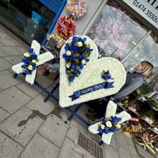 Hearts, kisses, xl, traveller, gypsy, Funeral, sympathy, wreath, tribute, flowers, florist, gravesend, Northfleet, Kent, London, Essex 